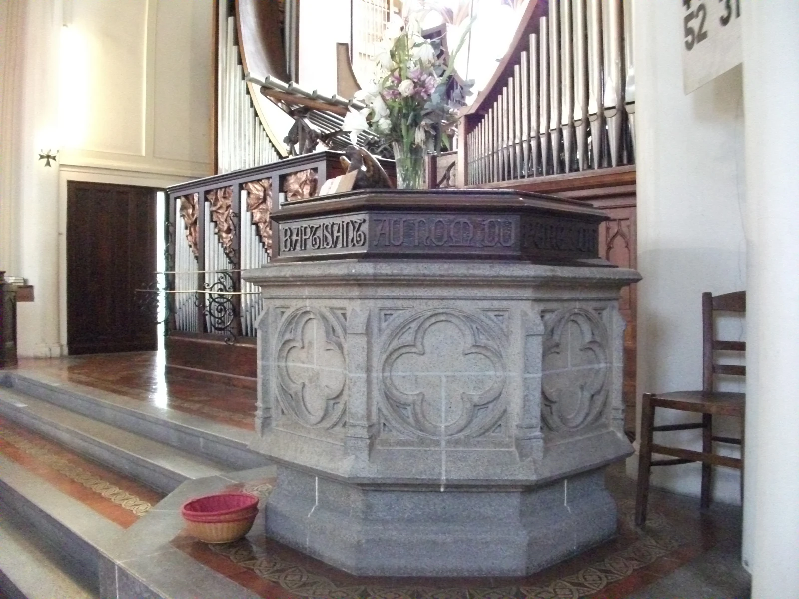 Eau versée dans une vasque lors d'un baptême protestant, geste sobre et symbolique.