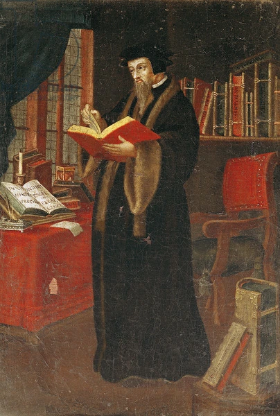 Intérieur sobre d'un temple protestant réformé, murs blancs et chaire centrale, symbole de la tradition calviniste.