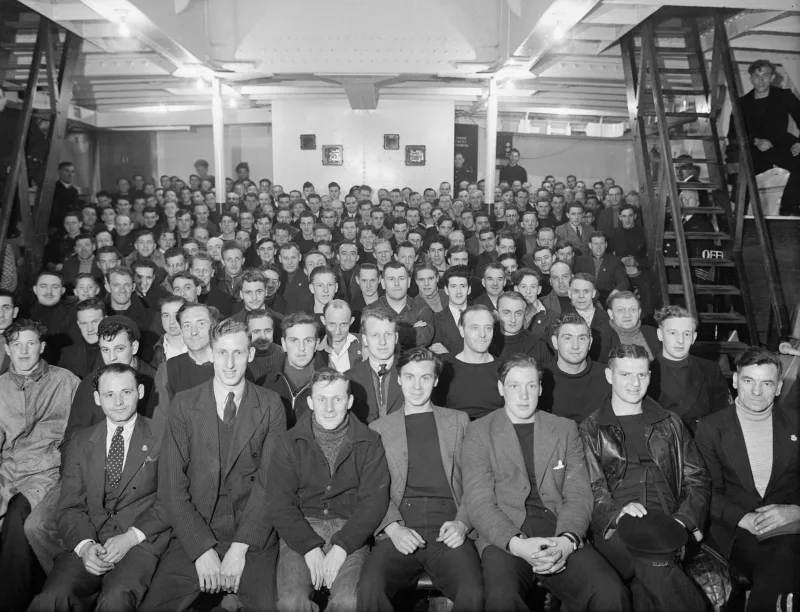 Salle de cinéma, public en discussion après projection