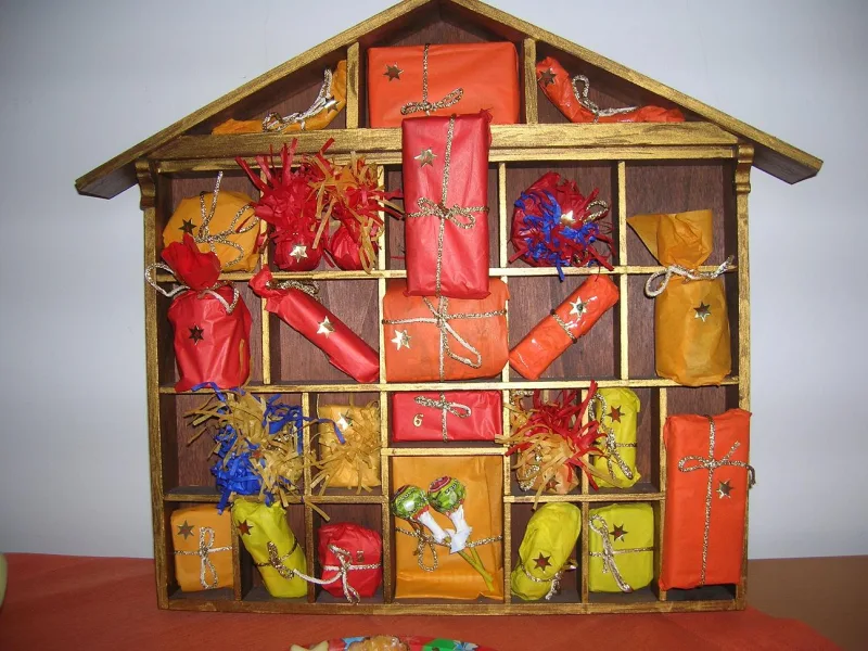 Calendrier de l'Avent artisanal avec petites fenêtres à ouvrir chaque jour