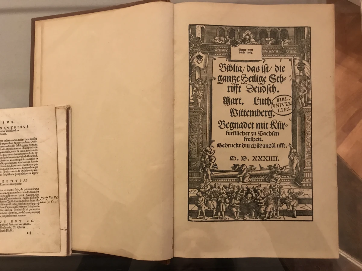Deux Bibles posées côte à côte