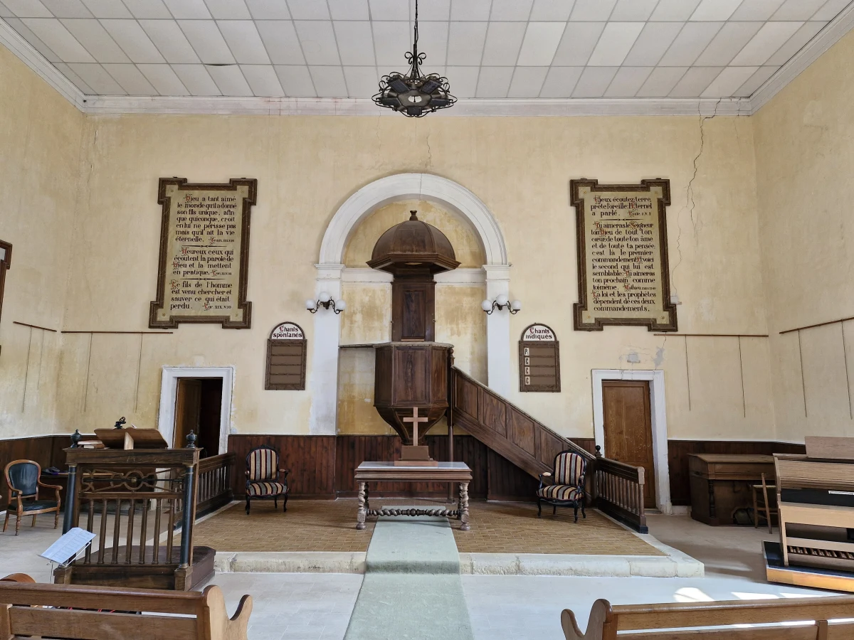 Intérieur sobre d'un temple réformé calviniste, bancs et chaire centrale