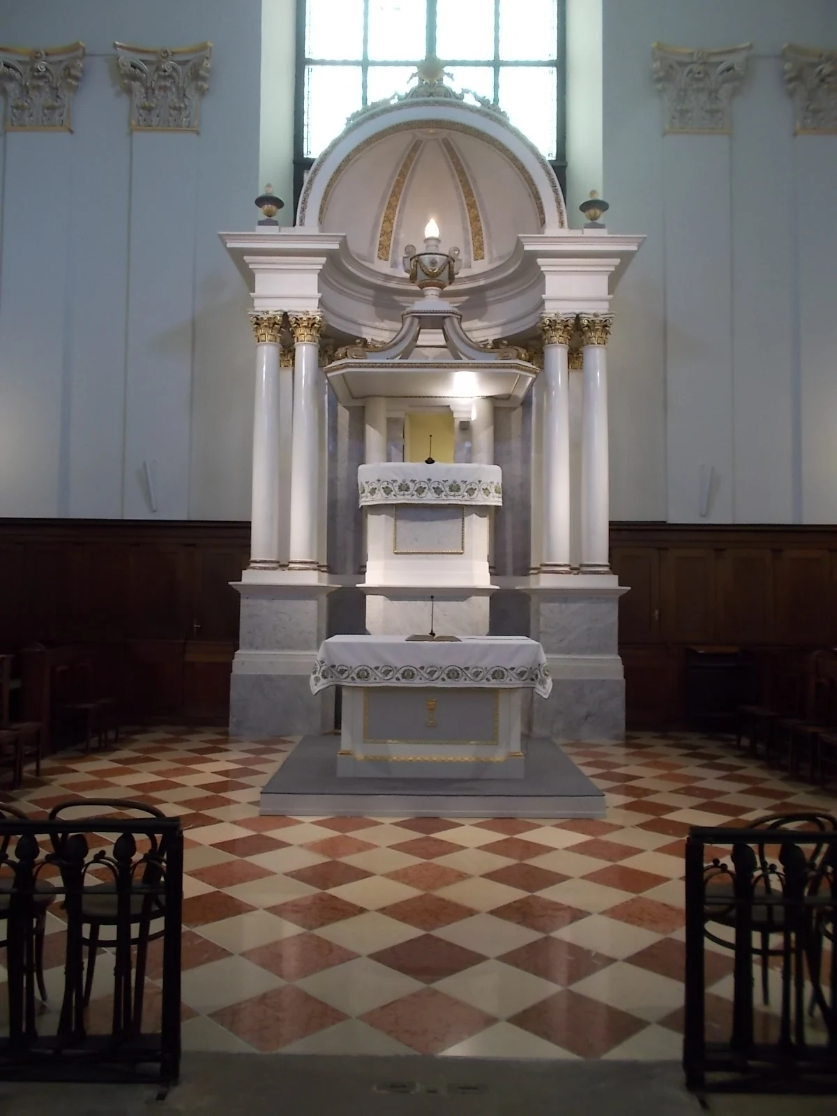 Bible ouverte sur un pupitre de temple