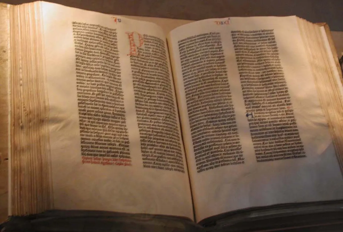 La Bible de Gutenberg, premier livre imprimé à grande échelle, vers 1455