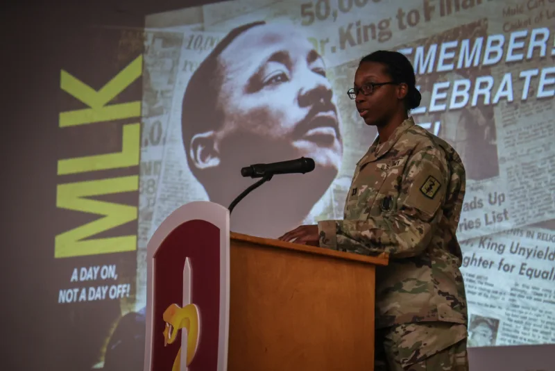 Cérémonie commémorative de Martin Luther King Jr, soldats et civils réunis pour une marche pacifique