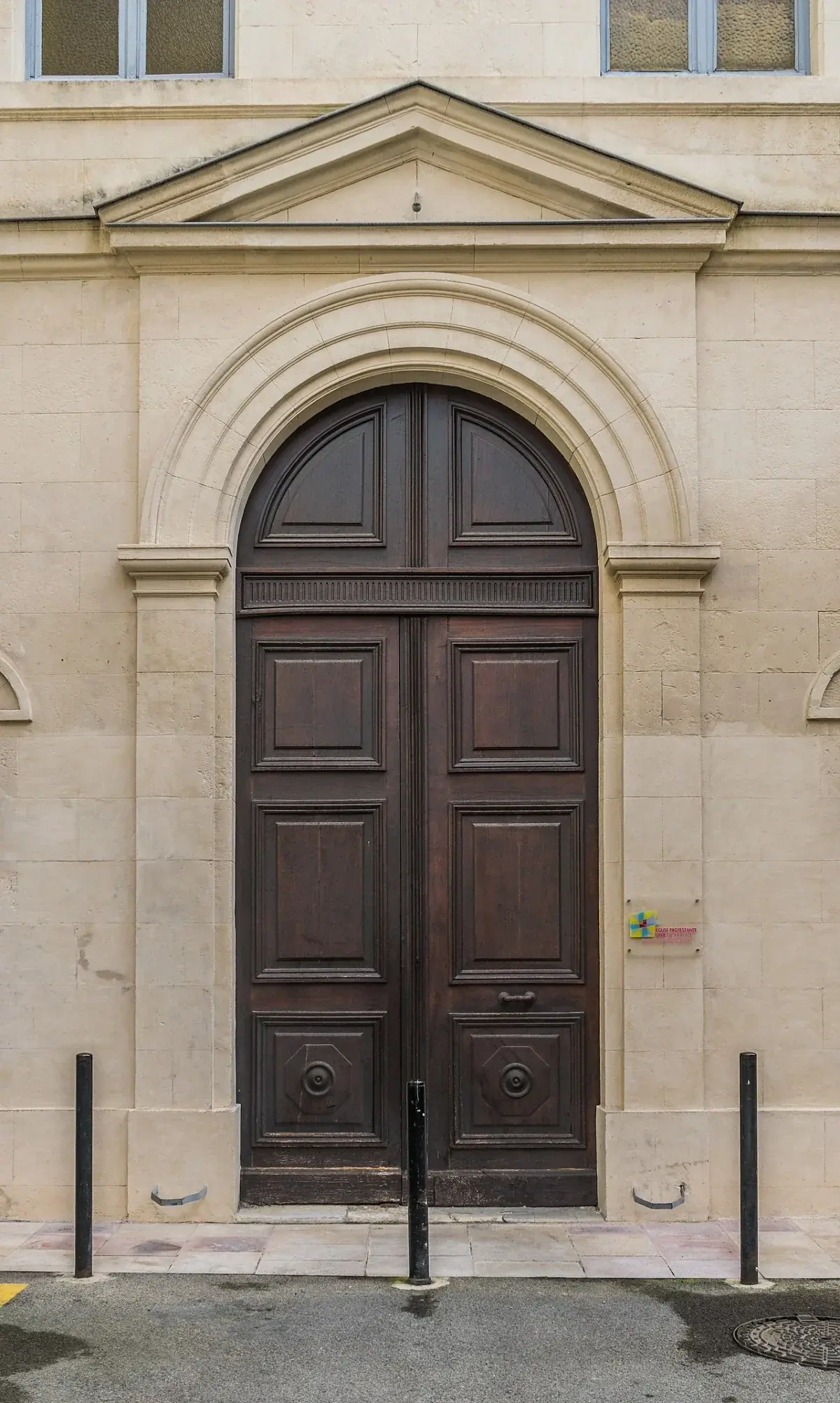 Intérieur d'une église protestante réformée, sobre et lumineuse