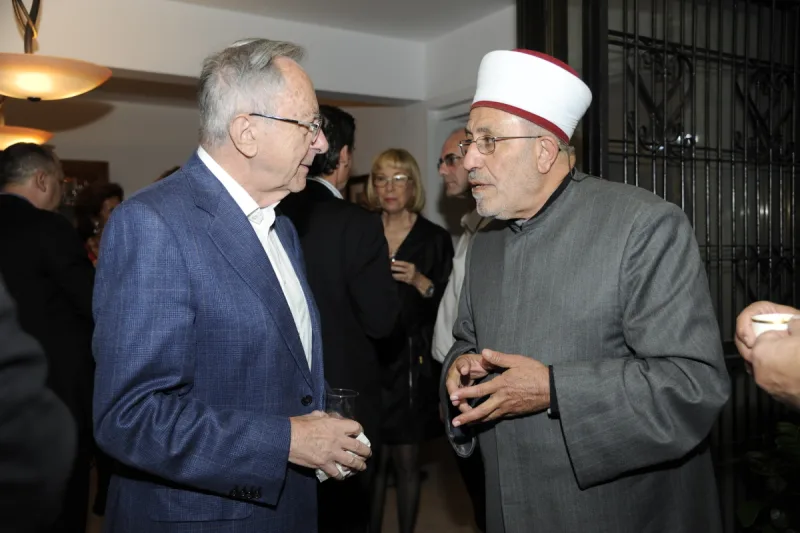 Dîner interconfessionnel de Thanksgiving réunissant des personnes de différentes religions autour d'une table