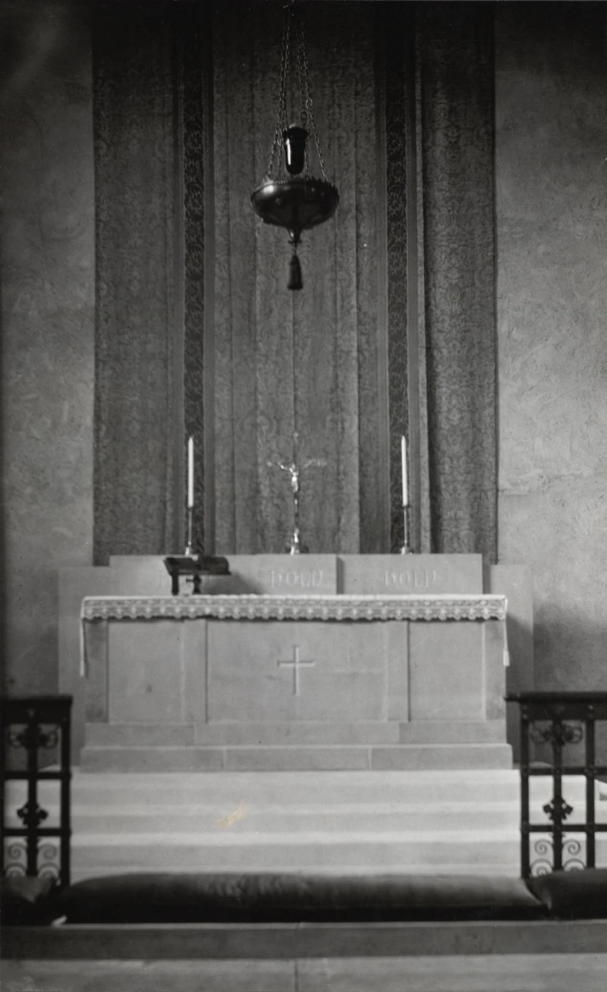 Autel luthérien avec croix et bougies allumées, tradition liturgique protestante