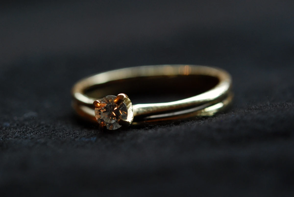 Deux alliances posées sur une Bible ouverte, symbole du mariage protestant