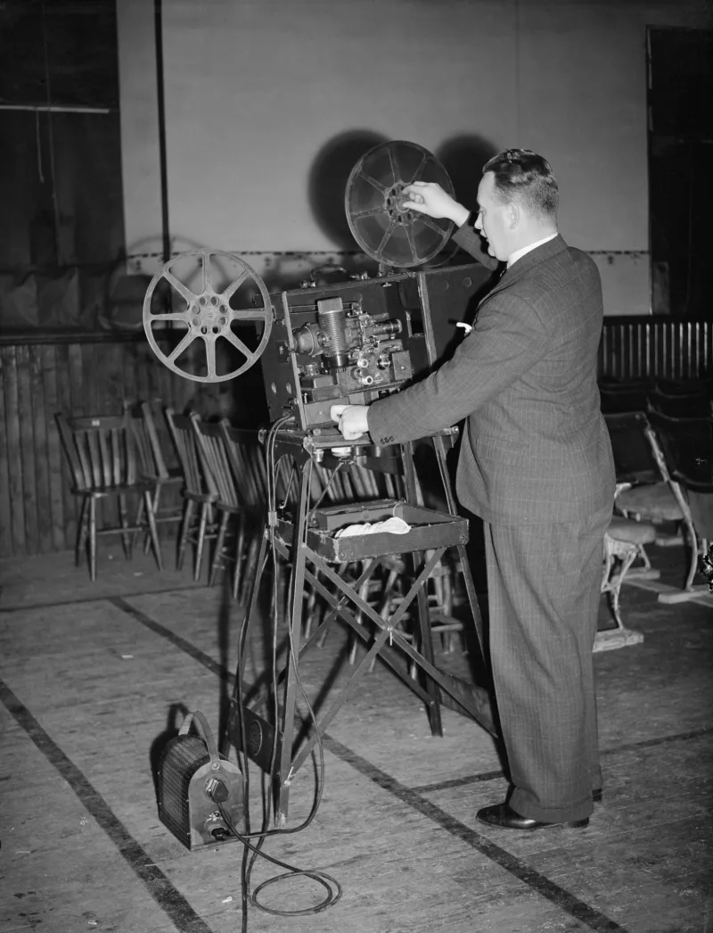 Projection de film dans un village des Highlands écossais dans les années 1940, projecteur et public assis