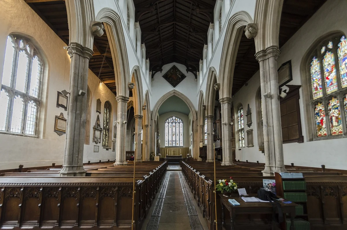 Exposition d'art dans une nef d'église