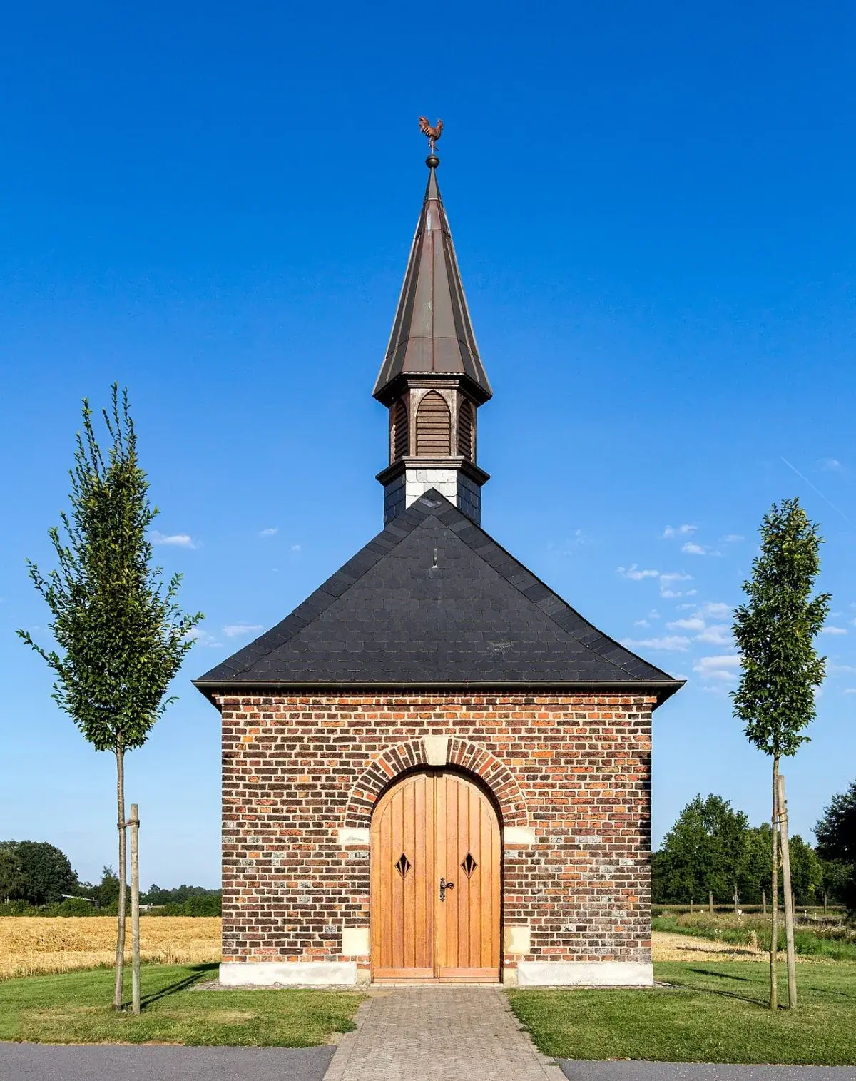 Jardin communautaire derrière une église protestante