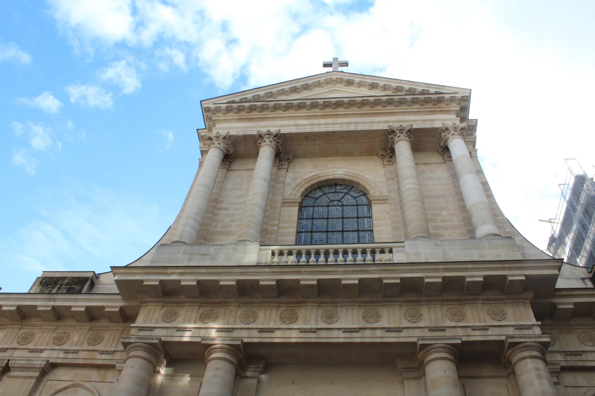 Pasteur protestant à la chaire et prêtre catholique à l'autel : deux traditions côte à côte