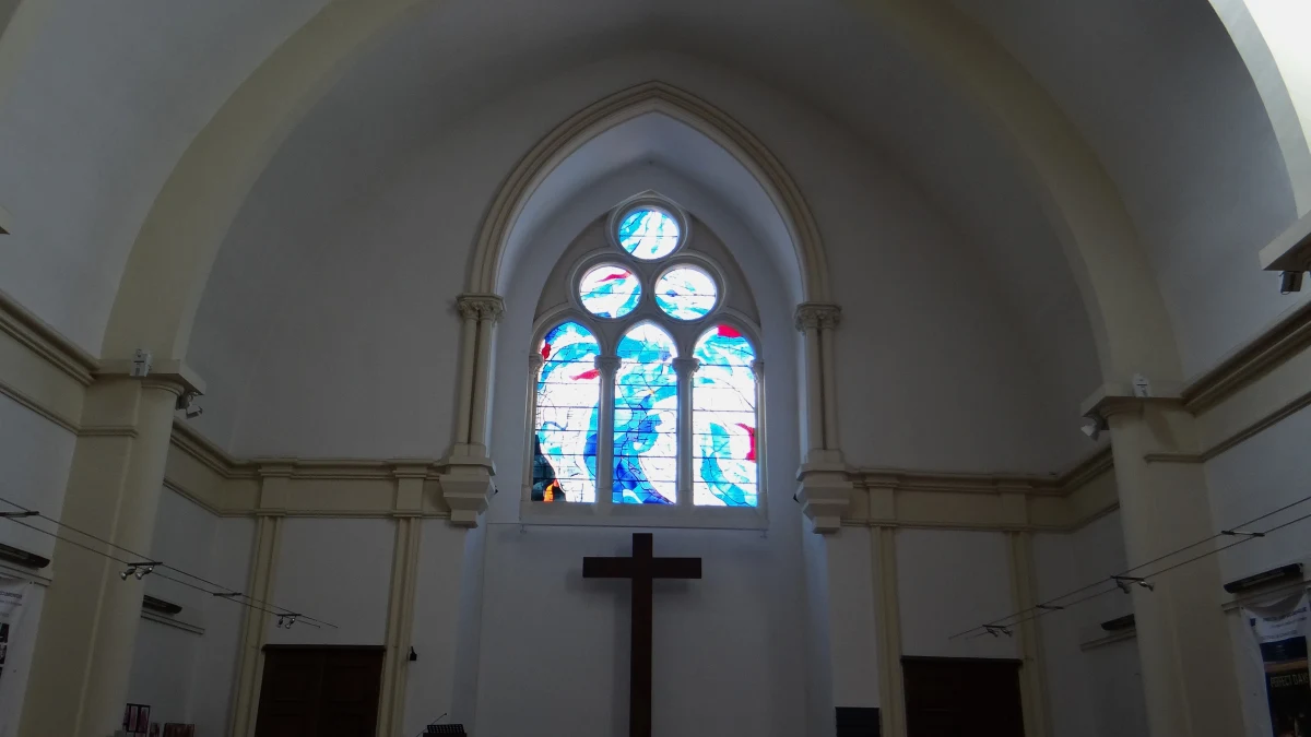 Objets pastoraux et liturgiques sur un bureau