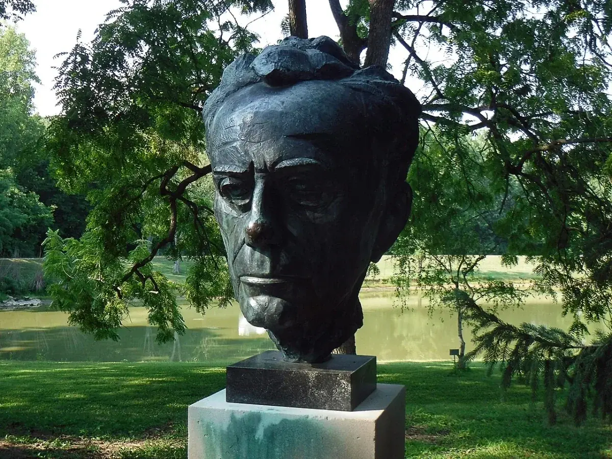 Buste de Paul Tillich dans un parc, théologien protestant libéral germano-américain