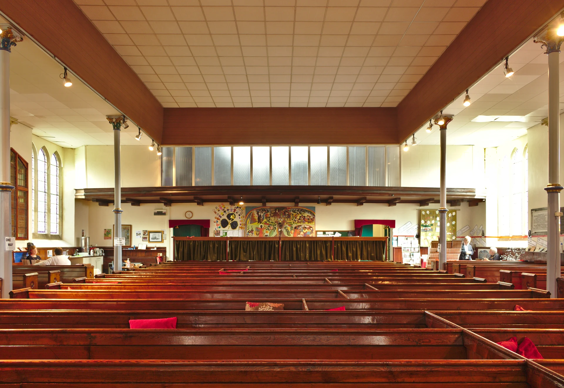 Alliance posée sur une Bible ouverte, symbole sobre du mariage protestant célébré devant la Parole.