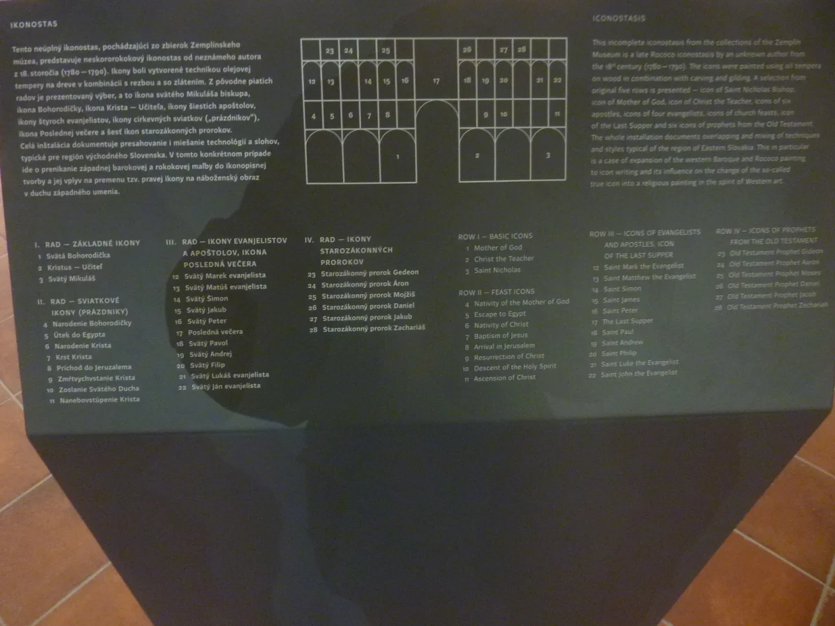 Panneaux d'exposition installés dans une salle paroissiale sobre