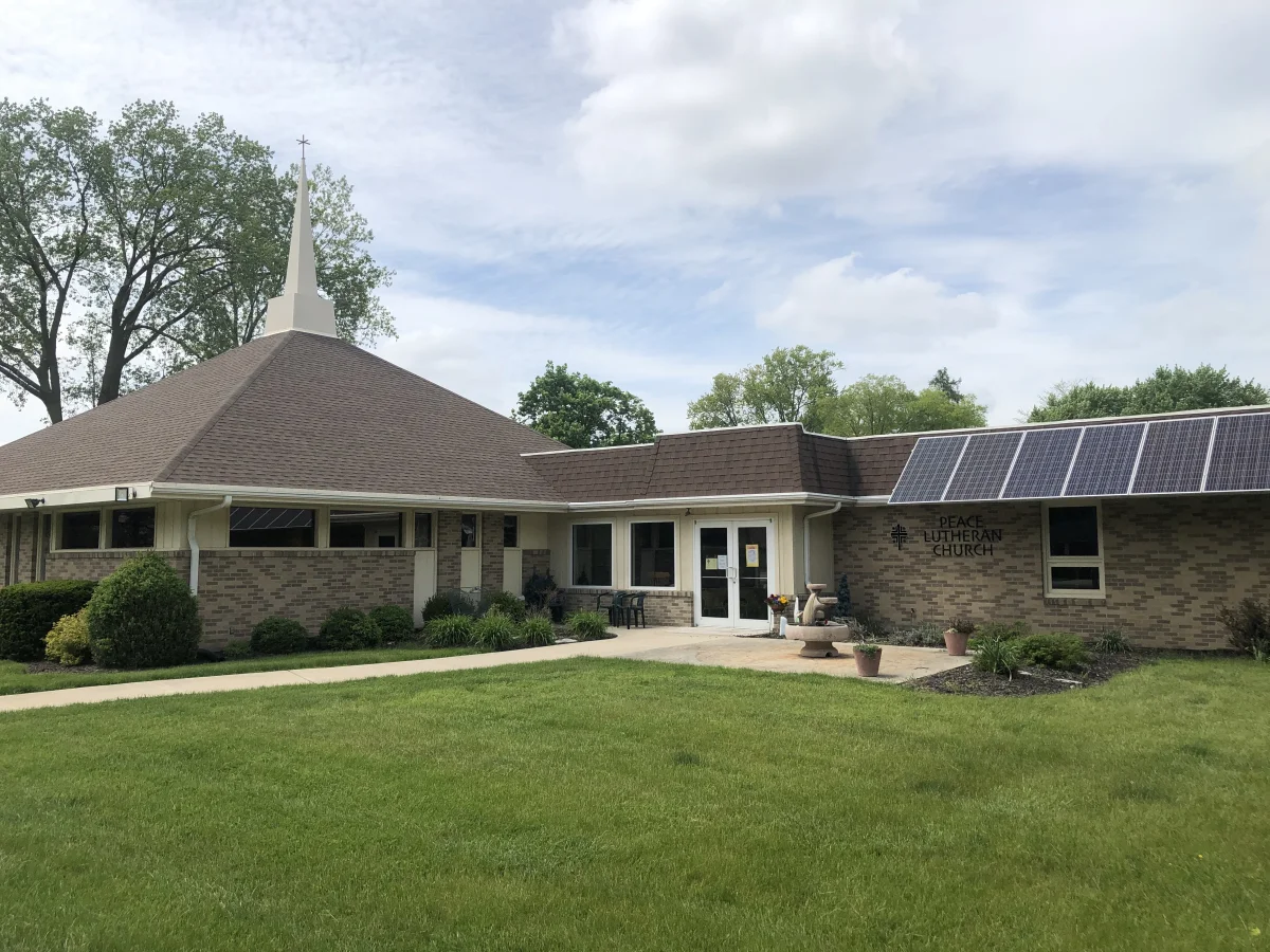 Temple protestant entouré de végétation, image d'une communauté engagée dans l'écologie.